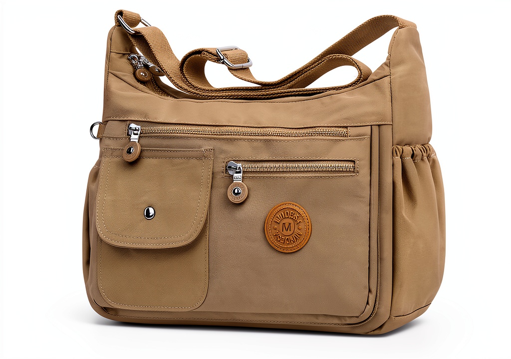 Borsa tracolla donna BTNEEU in uso con tablet e accessori